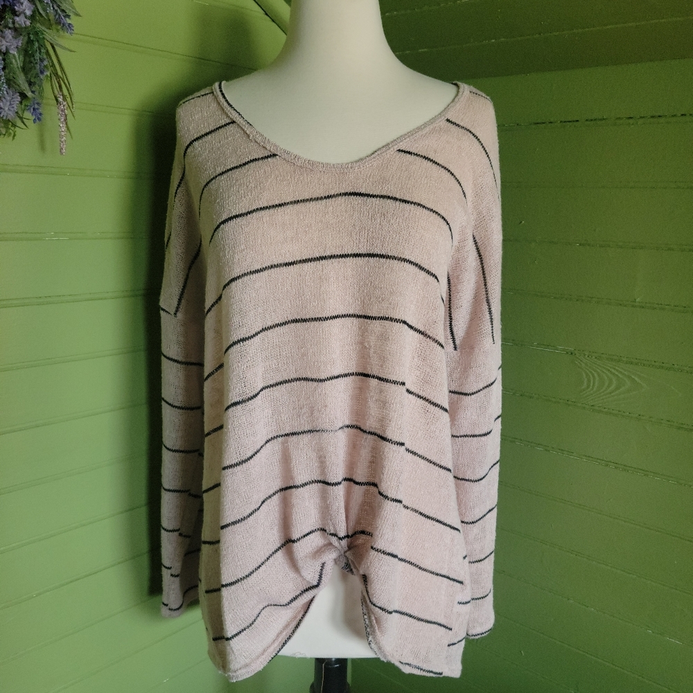 Sweater with knotted hem